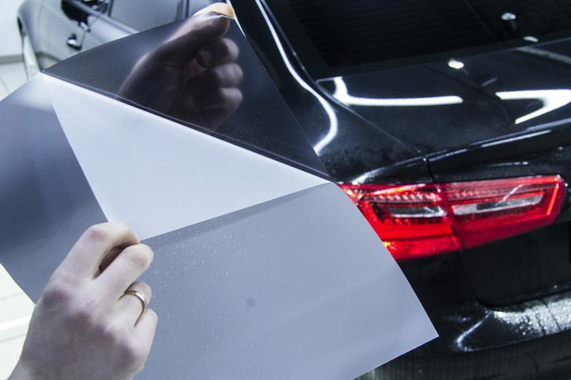 Защита задних фонарей на автомобиле Audi A6 полиуретановой стайлинг пленкой DYNOsmoke