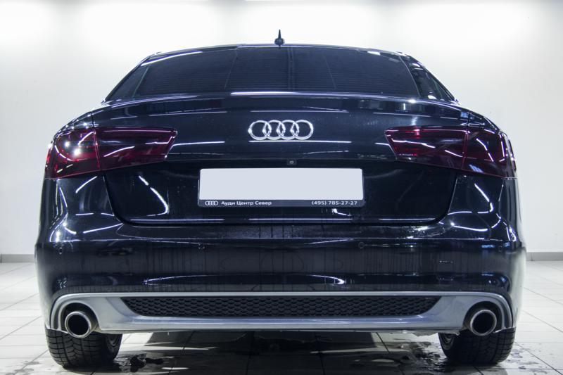 Защита задних фонарей на автомобиле Audi A6 полиуретановой стайлинг пленкой DYNOsmoke